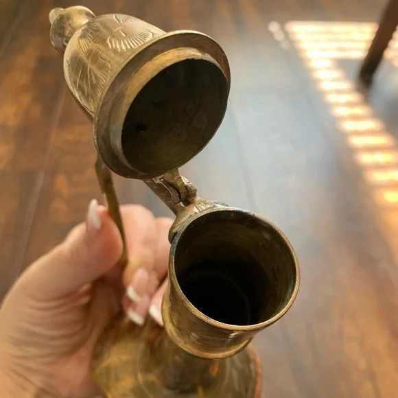 VINTAGE Sarana Brass Hand Made & Etched  Teapot Pitcher Made in India 8" Tall. - Picture 4 of 7